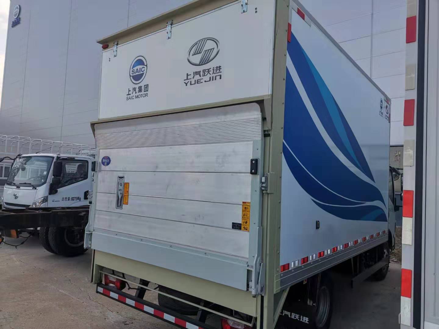 垂直升降(jiàng)汽車尾闆