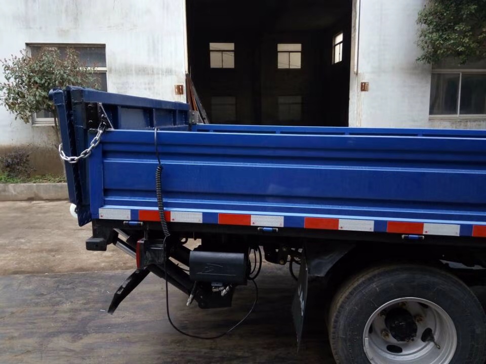 折疊式(shì)汽車尾闆