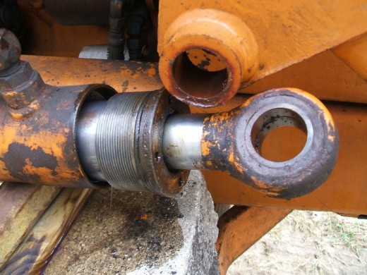 裝載機活(huo)塞杆的拆卸步(bu)驟拆下密封件(jian)圖