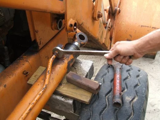 裝載機活塞(sāi)杆的拆卸步驟(zhou)釋放壓力圖