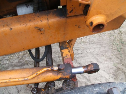 裝載機活(huó)塞杆的拆卸步(bu)驟在木塊上支(zhi)撐圖