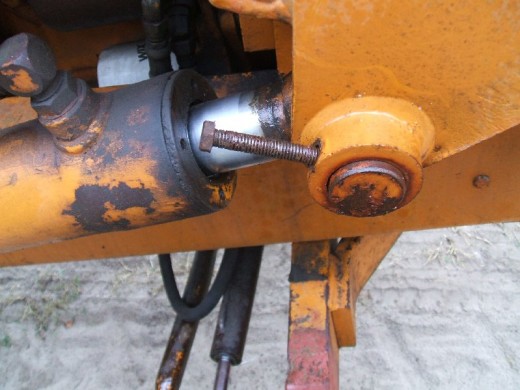 裝載(zai)機活塞杆的拆(chāi)卸步驟斷開兩(liǎng)端連接圖